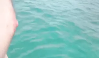 Толпа молодых извращенцев развлекаются с горячей брюнеткой на море